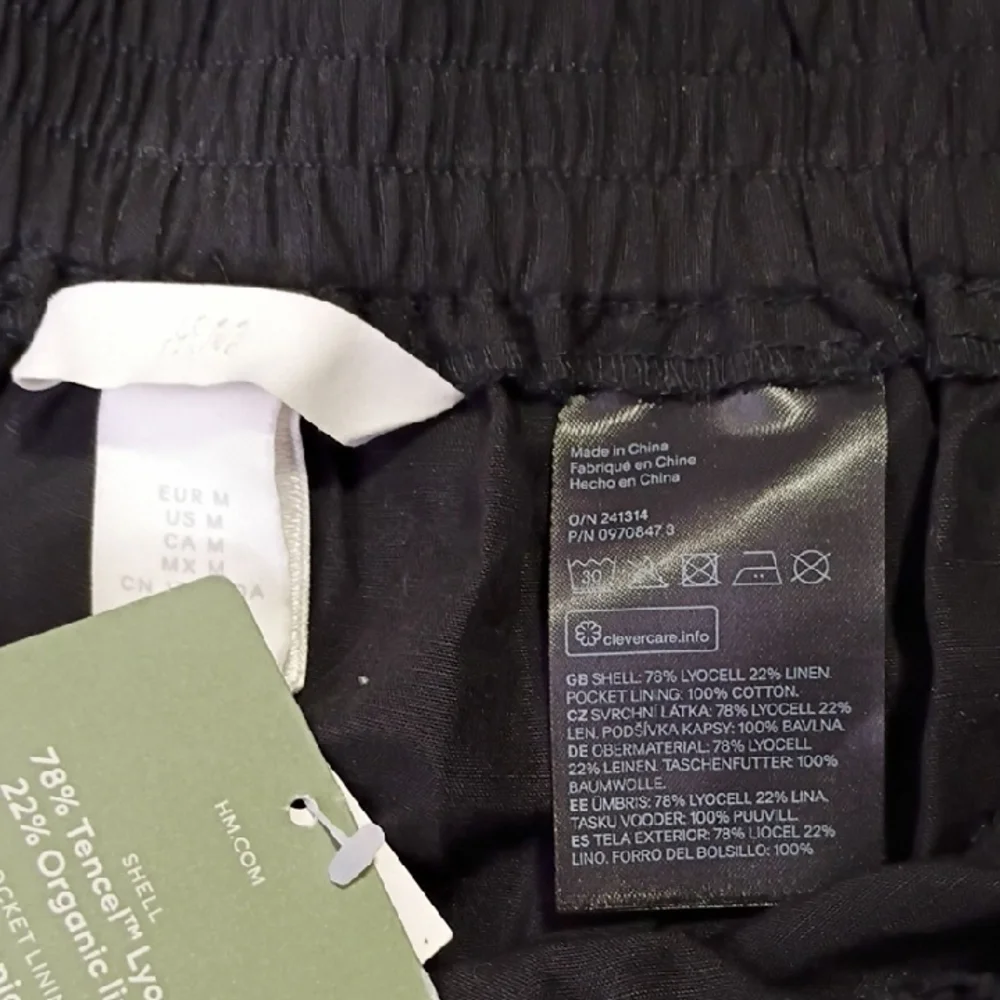 H&M Women's Black Lyocell Blend Shorts Size M‎